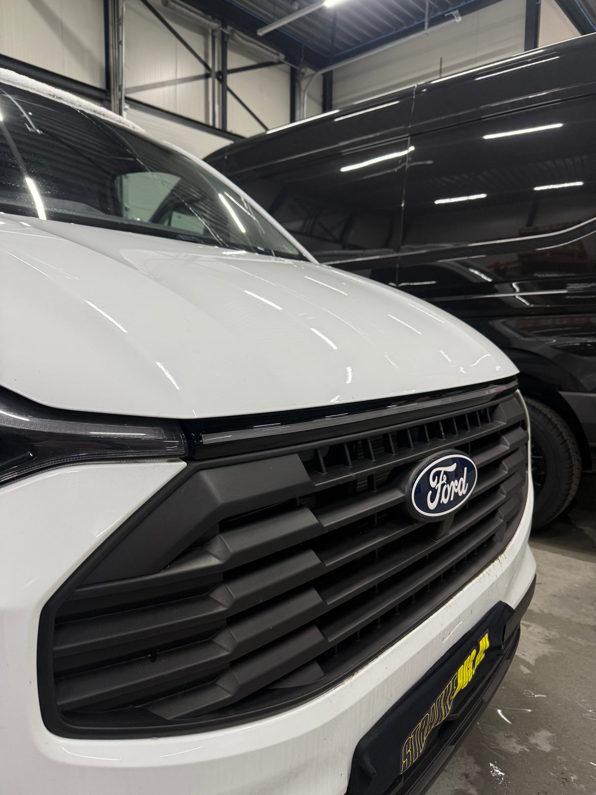 Ford Transit Custom Front Upper Grill met dagrijverlichting 2024+