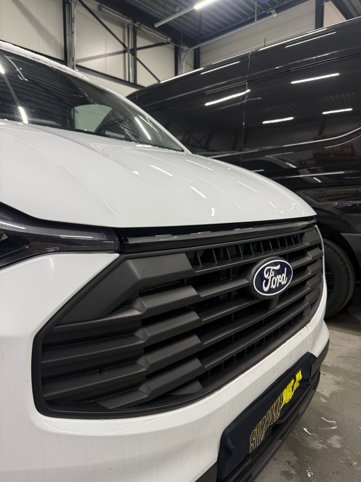 Ford Transit Custom Front Upper Grill met dagrijverlichting 2024+
