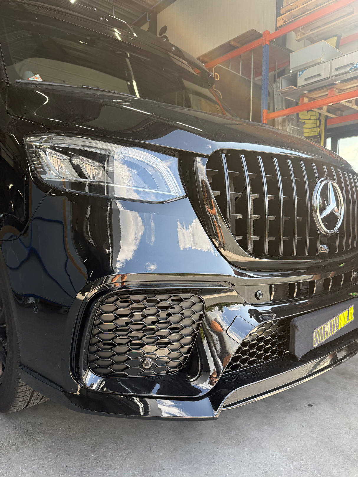 Voorbumper AMG-look - Mercedes-Benz Sprinter W907 (2018+) - Glanzend Zwarte Grill