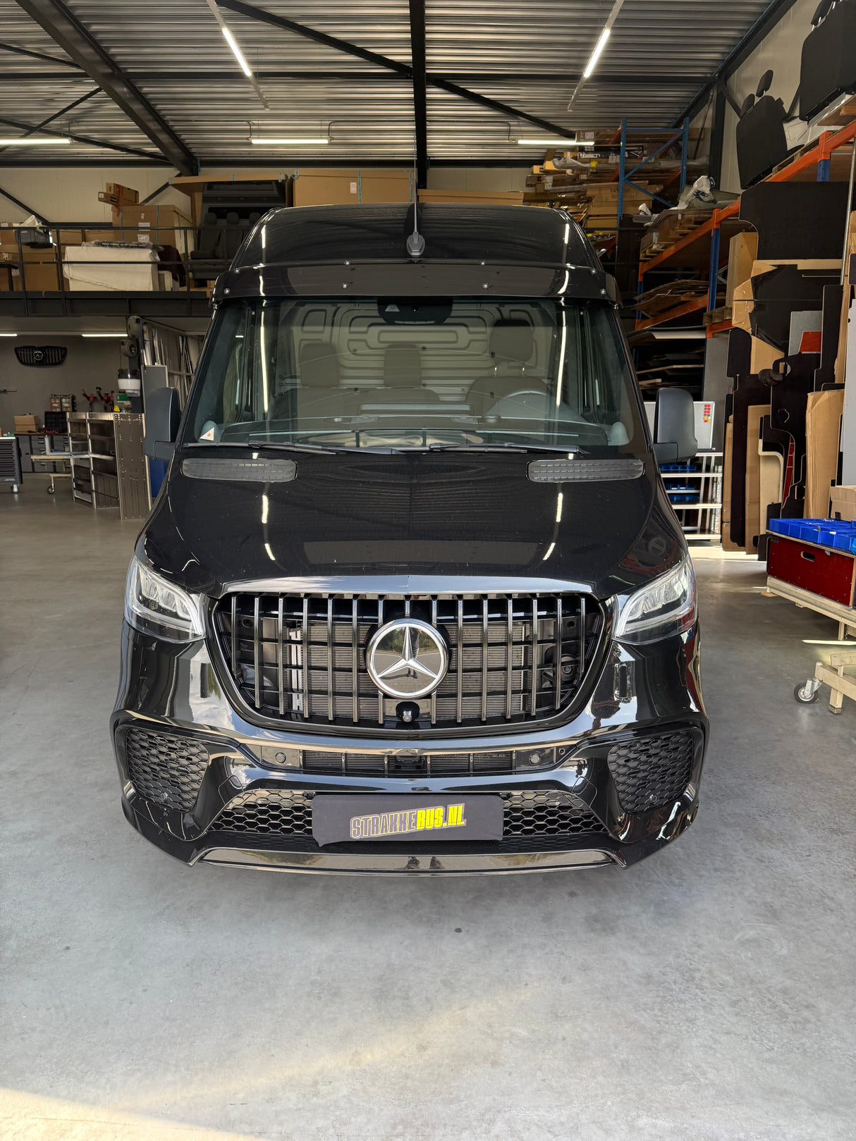 Voorbumper AMG-look - Mercedes-Benz Sprinter W907 (2018+) - Glanzend Zwarte Grill