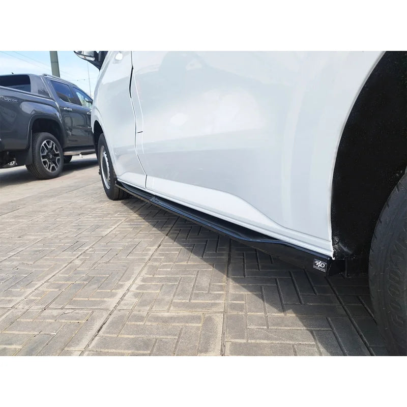 Set sideskirts V.2 passend voor Ford Transit Custom SWB (V710) 2023- / Volkswagen Transporter T7 SWB 2024- (ABS Glanzend zwart)