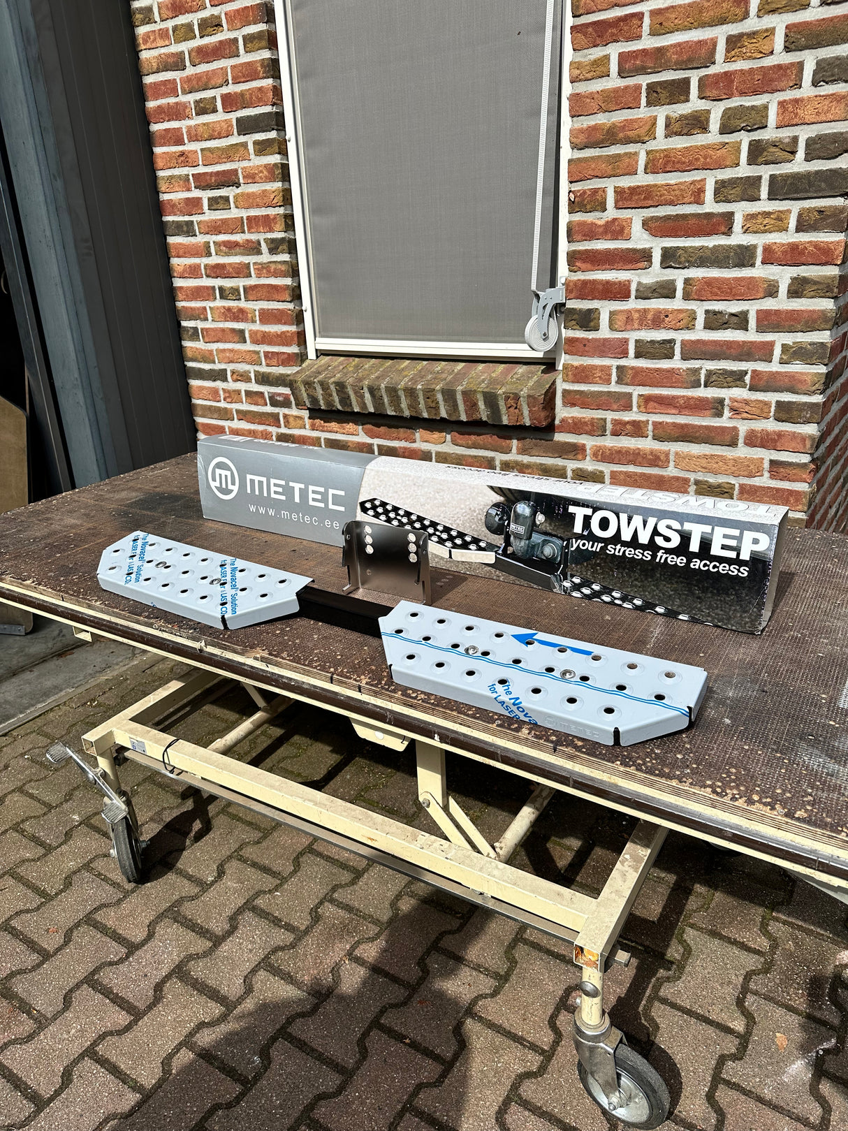 Opstaptrede aan trekhaak middel RVS