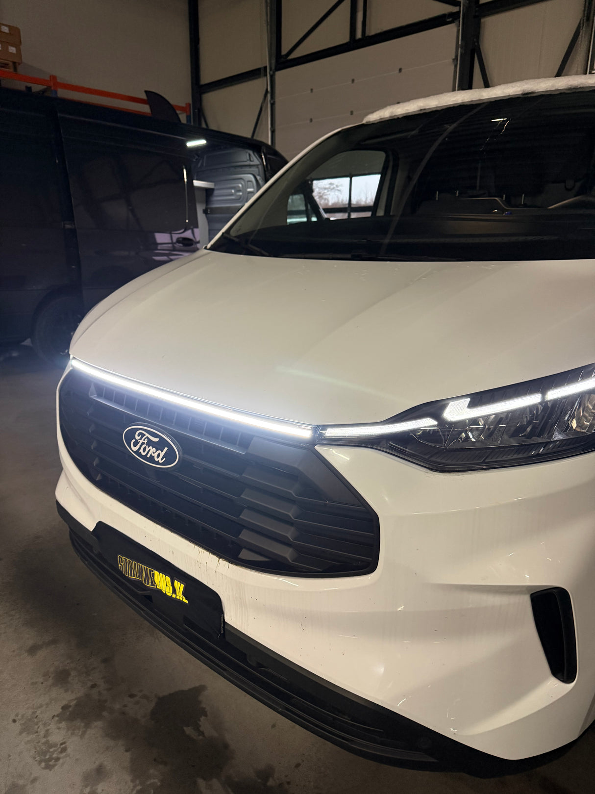 Ford Transit Custom Front Upper Grill met dagrijverlichting  2024+