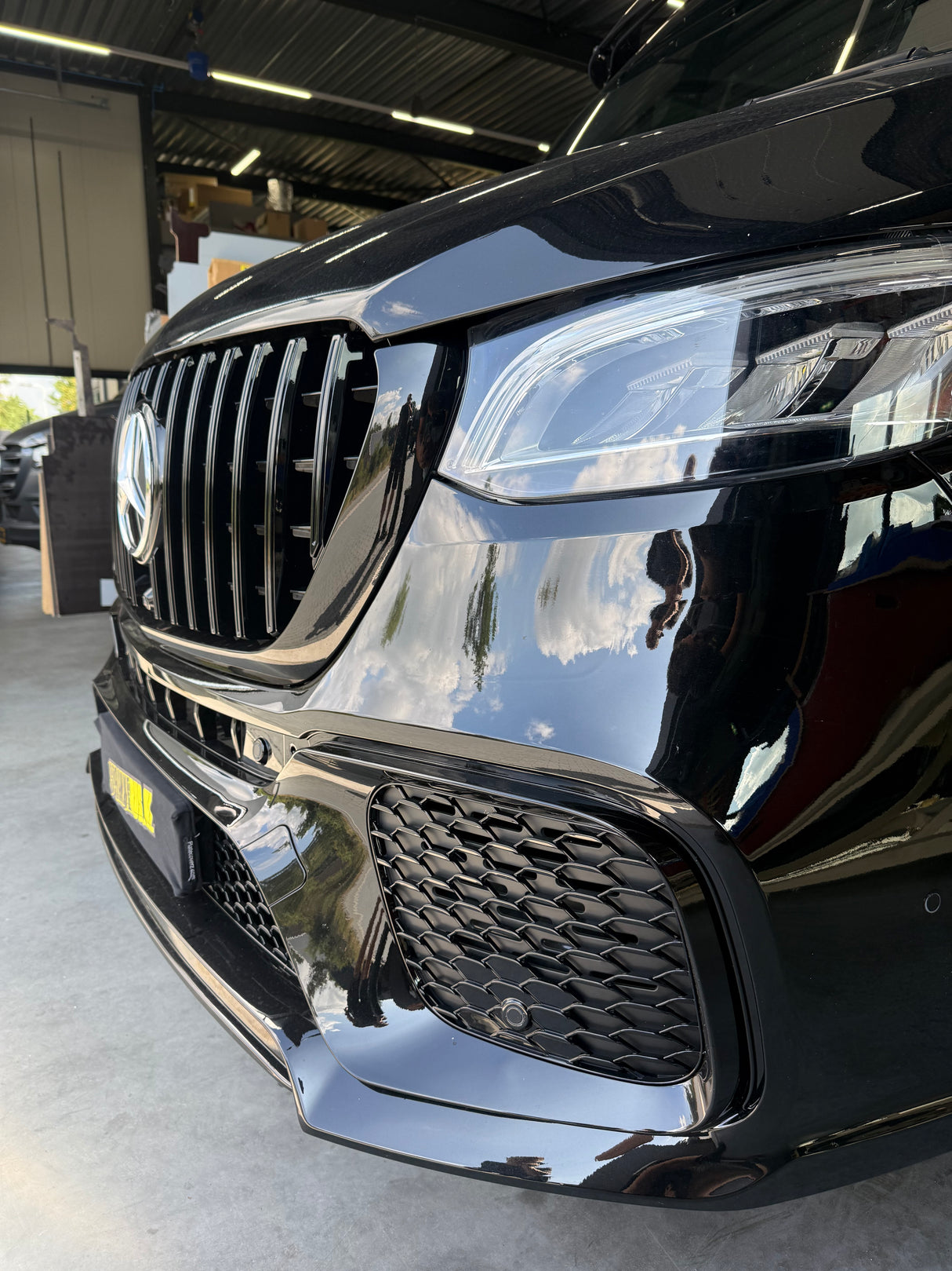 Voorbumper AMG-look - Mercedes-Benz Sprinter W907 (2018+) - Glanzend Zwarte Grill
