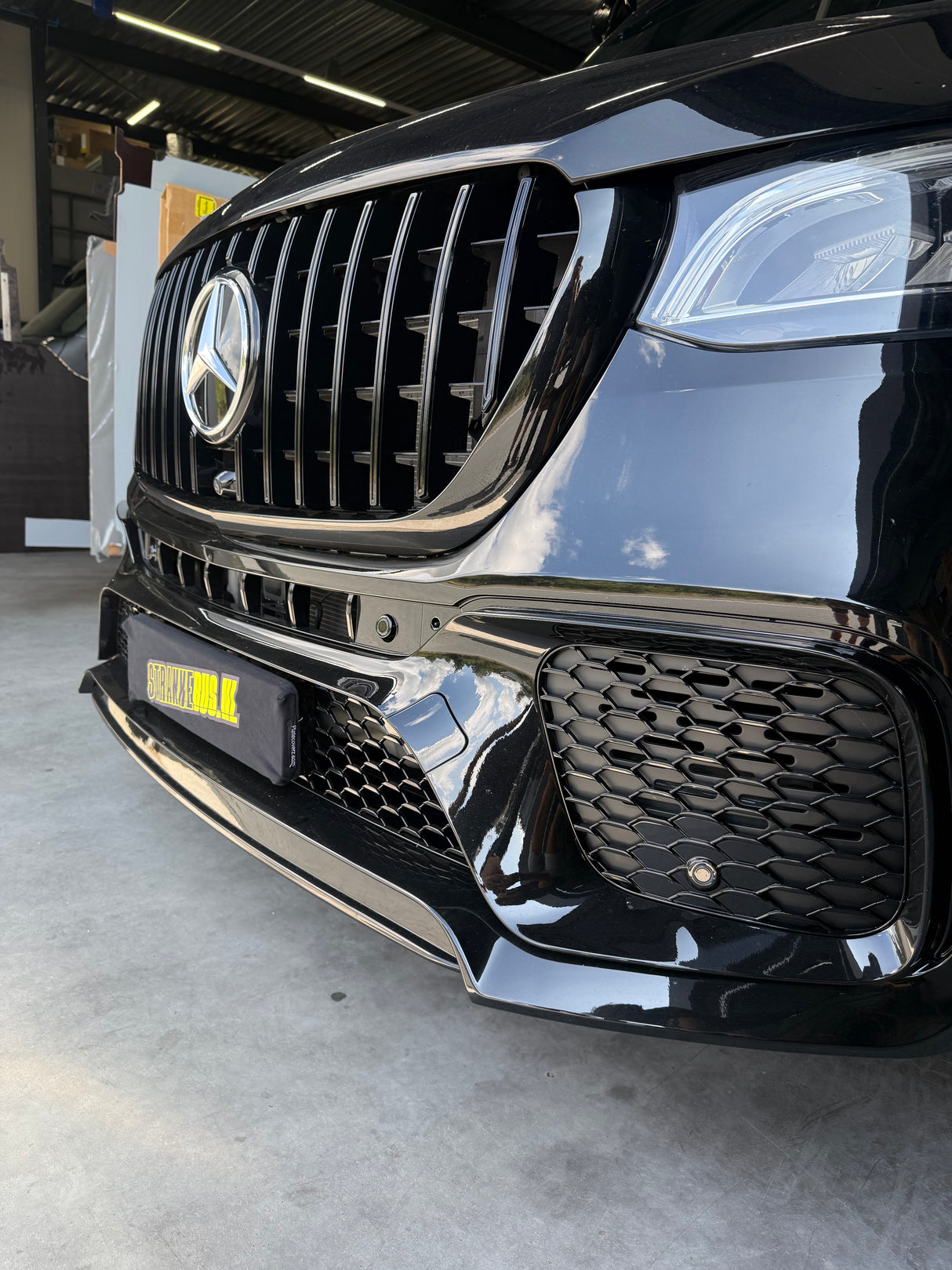 Voorbumper AMG-look - Mercedes-Benz Sprinter W907 (2018+) - Glanzend Zwarte Grill
