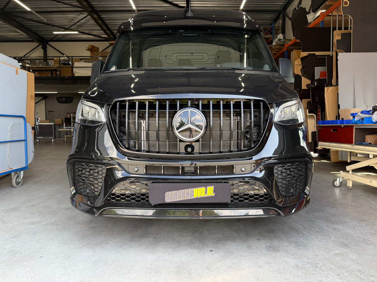 Voorbumper AMG-look - Mercedes-Benz Sprinter W907 (2018+) - Glanzend Zwarte Grill