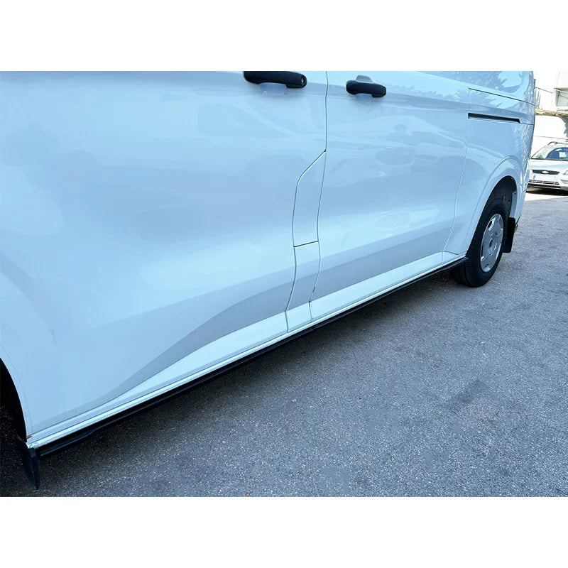 Set sideskirts passend voor Ford Transit Custom LWB (V710) 2023- / Volkswagen Transporter T7 LWB 2024- (ABS Glanzend zwart)
